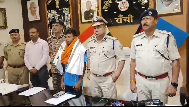 टीपीसी एरिया कमांडर ने किया आत्मसमर्पण टीपीसी एरिया कमांडर ने किया आत्मसमर्पण