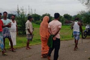 छह बच्चों की मां प्रेमी युगल के साथ रस्सी से बांधकर पूरे गांव में घुमायाp