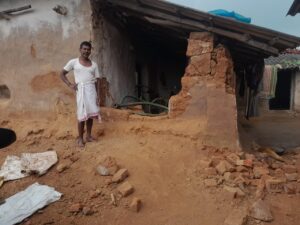 बालूमाथ:जंगली हाथियों के झुंड ने जमाया डेरा,दो घरो को किया ध्वस्त,फसल को रौंदा