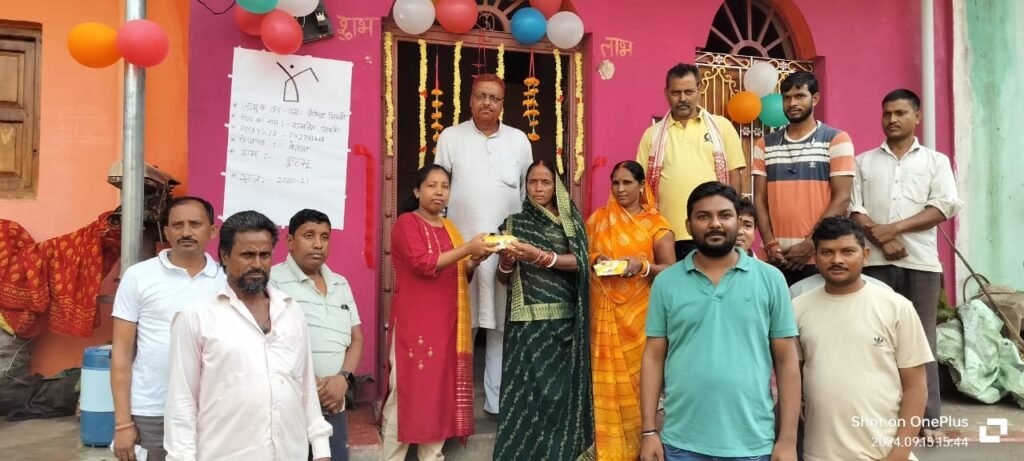 प्रधानमंत्री आवास योजना के तहत बीडीओ रेशमा रेखा मिंज ने की फिता काटकर लाभूक के साथ की गृह प्रवेश