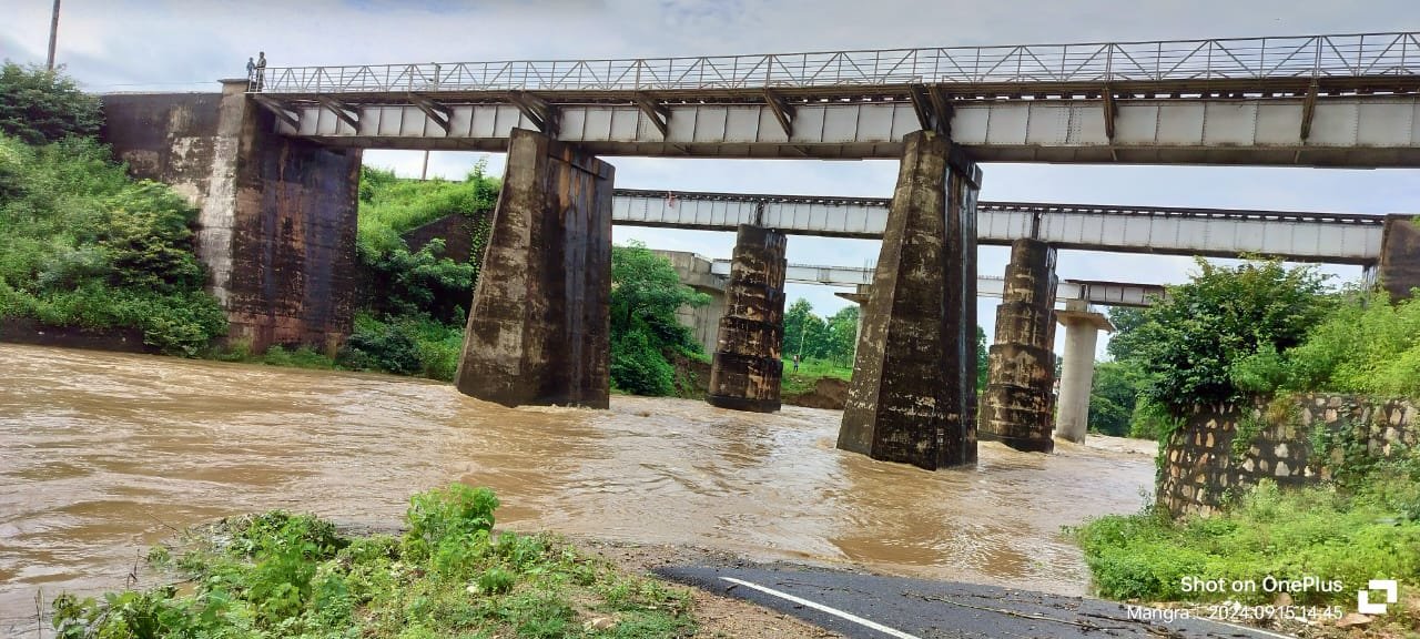 नदी में अधिक पानी बढ़ने से विधायक रामचंद्र सिंह के आवास जाने वाला रास्ता हुआ बाधित नदी में अधिक पानी बढ़ने से विधायक रामचंद्र सिंह के आवास जाने वाला रास्ता हुआ बाधित