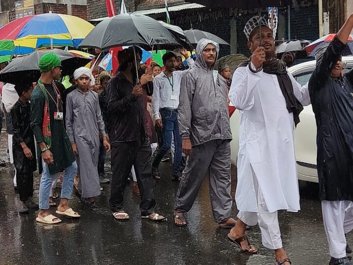 हजरत मोहम्मद साहब के दिवानों ने बारिश में भी ईद मिलादुन्नबी पर शहर में निकाली जुलूस ए मोहम्मदी हजरत मोहम्मद साहब के दिवानों ने बारिश में भी ईद मिलादुन्नबी पर शहर में निकाली जुलूस ए मोहम्मदी