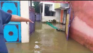 भारी वर्षा के चलते घरों में घूसा पानी:लोंग परेशान