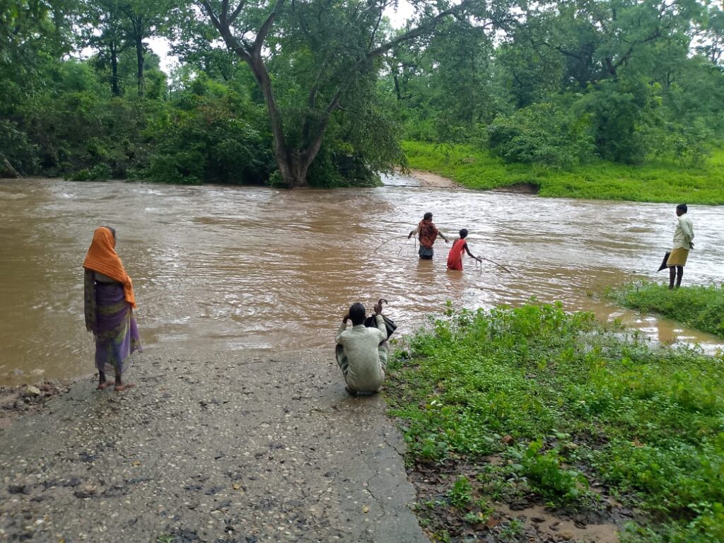 चुंगरू पंचायत एक ऐसा जगह जहां लगातार बारिश से पंचायत के विभिन्न गांव नदियों की बाढ़ से घिरे चुंगरू पंचायत एक ऐसा जगह जहां लगातार बारिश से पंचायत के विभिन्न गांव नदियों की बाढ़ से घिरे