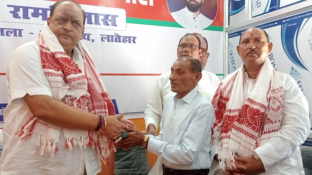 लोक जनशक्ति पार्टी के झारखंड प्रदेश अध्यक्ष वीरेंद्र प्रधान की लातेहार में किया गया जोरदार स्वागत लोक जनशक्ति पार्टी के झारखंड प्रदेश अध्यक्ष वीरेंद्र प्रधान की लातेहार में किया गया जोरदार स्वागत