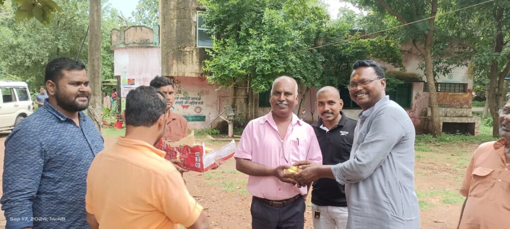 मनिका भाजपा कार्यालय में प्रधानमंत्री का जन्मदिन मनाया गया,लोगों के बीच मिठाइयां बांटे