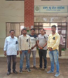 झारखंड में पत्रकारों पर दर्ज हो रहे फर्जी मामलों के विरोध में काला बिल्ला लगाकर हो रहा प्रदर्शन