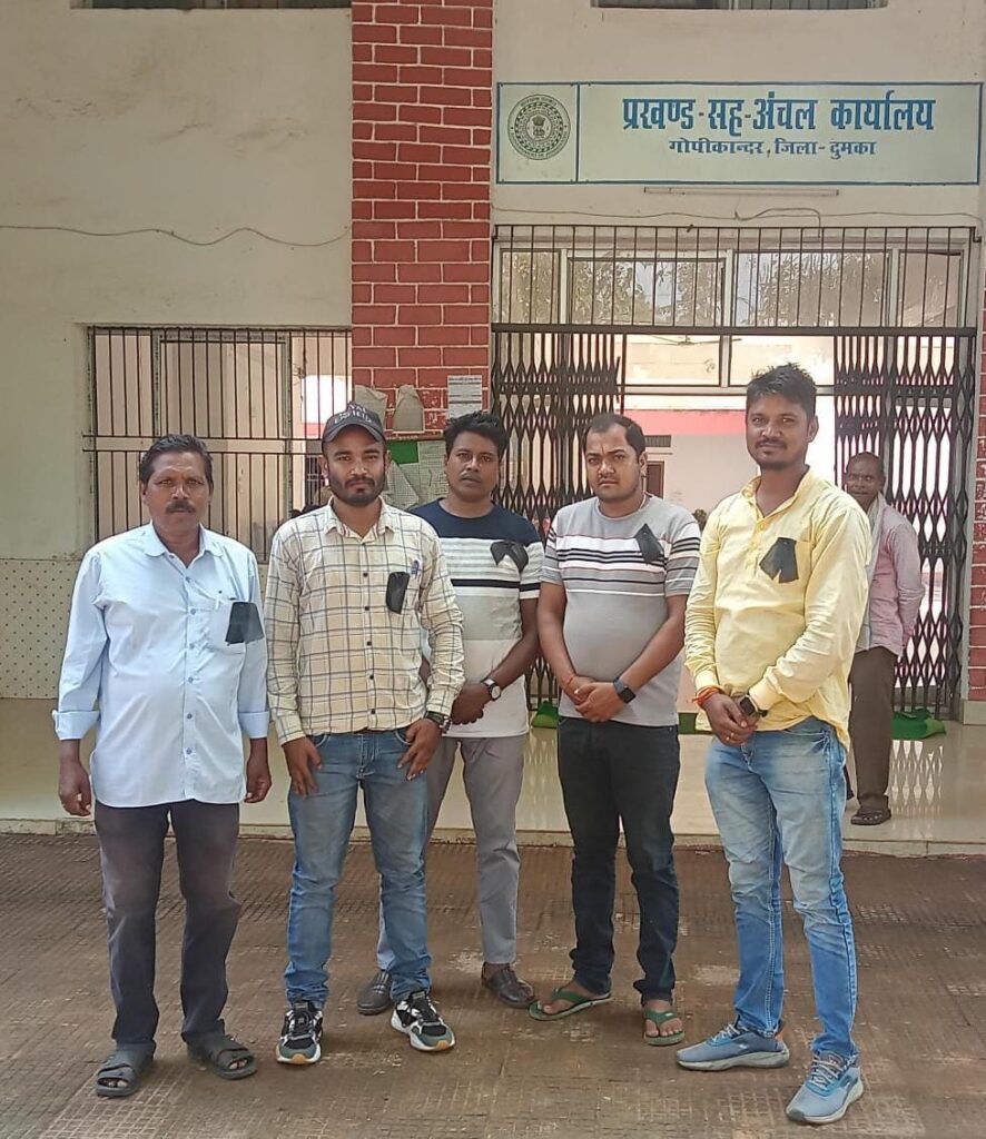 झारखंड में पत्रकारों पर दर्ज हो रहे फर्जी मामलों के विरोध में काला बिल्ला लगाकर हो रहा प्रदर्शन झारखंड में पत्रकारों पर दर्ज हो रहे फर्जी मामलों के विरोध में काला बिल्ला लगाकर हो रहा प्रदर्शन