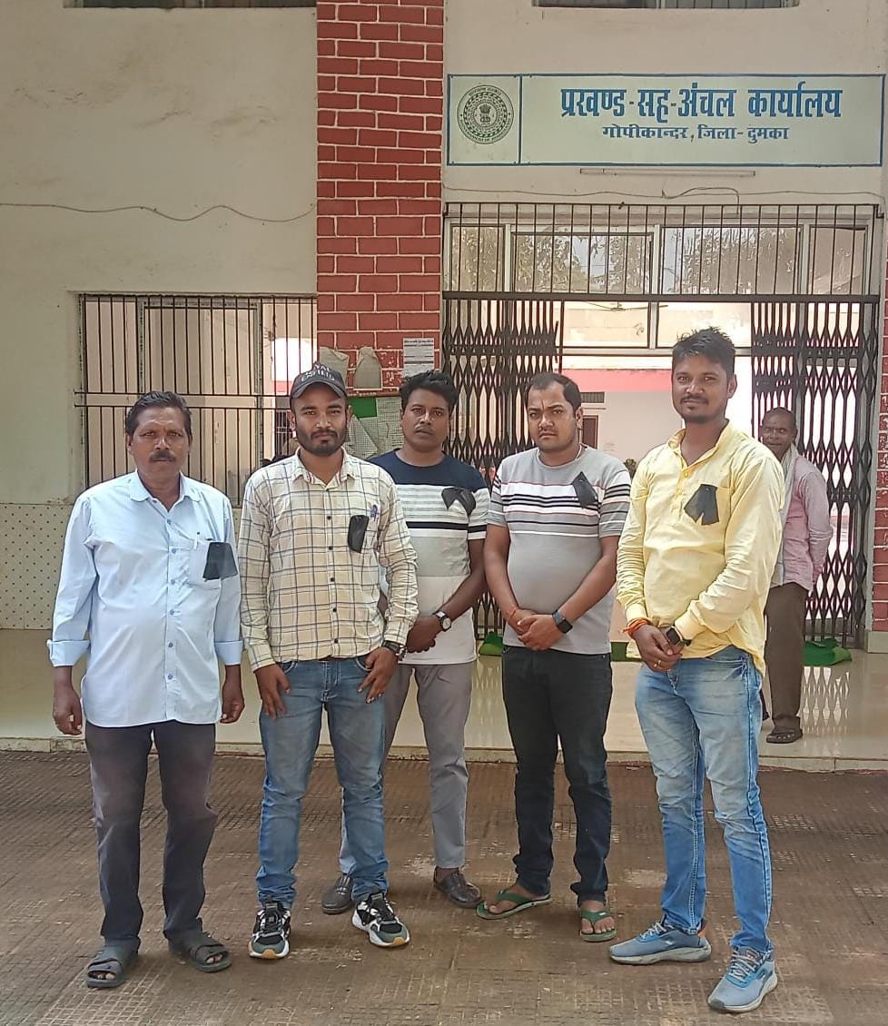 झारखंड में पत्रकारों पर दर्ज हो रहे फर्जी मामलों के विरोध में काला बिल्ला लगाकर हो रहा प्रदर्शन