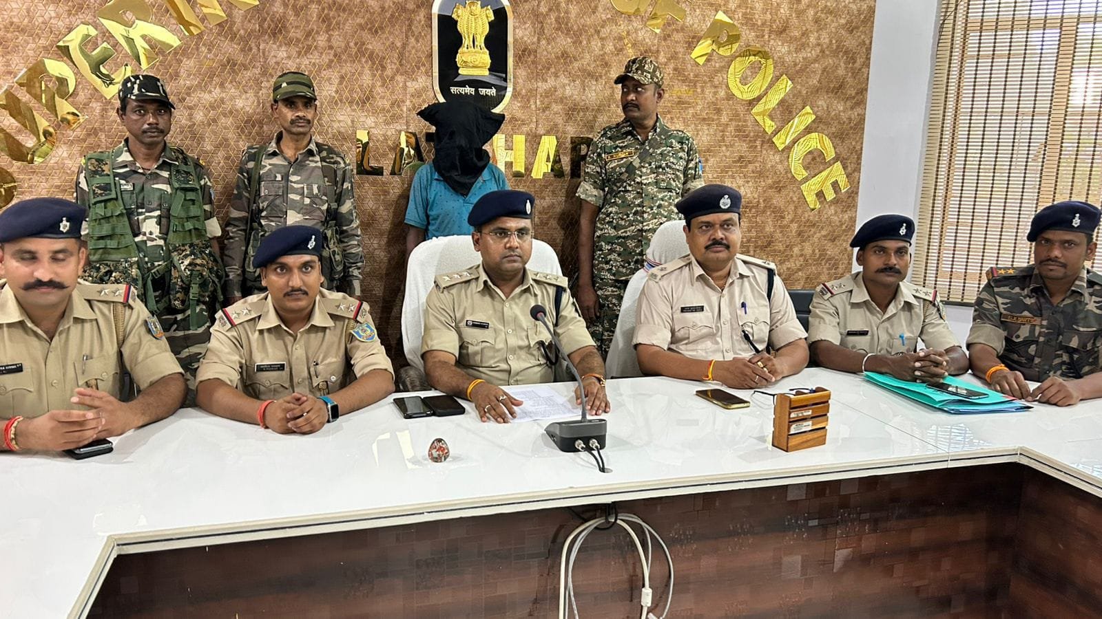 फुटबॉल मैच देख रहा था 5 लाख का इनामी नक्सली, तभी पुलिस ने धर दबोचा फुटबॉल मैच देख रहा था 5 लाख का इनामी नक्सली, तभी पुलिस ने धर दबोचा