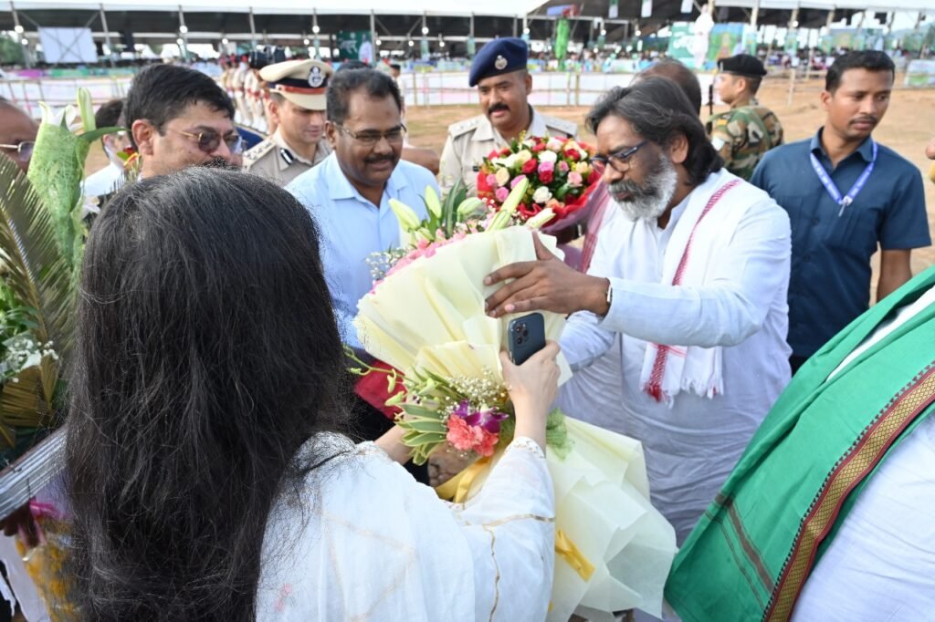 मुख्यमंत्री हेमन्त सोरेन ने गढ़वा में आयोजित आपकी योजना आपकी सरकार आपके द्वार कार्यक्रम में 748 योजनाओं की दी सौगात मुख्यमंत्री हेमन्त सोरेन ने गढ़वा में आयोजित आपकी योजना आपकी सरकार आपके द्वार कार्यक्रम में 748 योजनाओं की दी सौगात