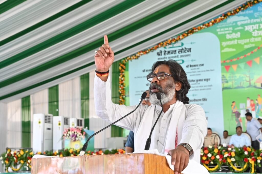 मुख्यमंत्री हेमन्त सोरेन ने गढ़वा में आयोजित आपकी योजना आपकी सरकार आपके द्वार कार्यक्रम में 748 योजनाओं की दी सौगात मुख्यमंत्री हेमन्त सोरेन ने गढ़वा में आयोजित आपकी योजना आपकी सरकार आपके द्वार कार्यक्रम में 748 योजनाओं की दी सौगात