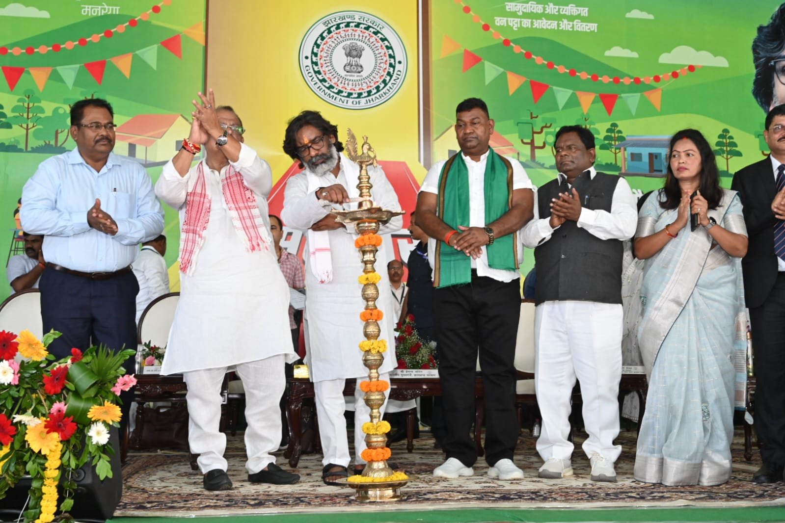 मुख्यमंत्री हेमन्त सोरेन ने गढ़वा में आयोजित आपकी योजना आपकी सरकार आपके द्वार कार्यक्रम में 748 योजनाओं की दी सौगात मुख्यमंत्री हेमन्त सोरेन ने गढ़वा में आयोजित आपकी योजना आपकी सरकार आपके द्वार कार्यक्रम में 748 योजनाओं की दी सौगात