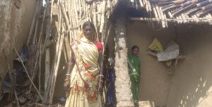 मूसलाधार बारिश से गिरा गरीब का कच्चा मकान, परिवार को भारी परेशानी