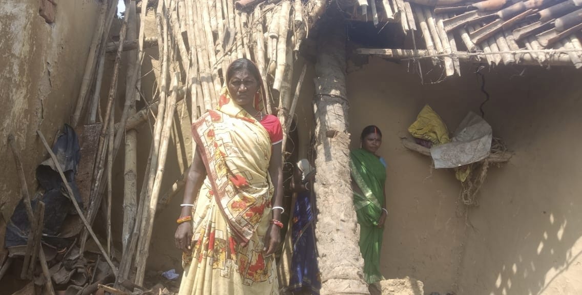 मूसलाधार बारिश से गिरा गरीब का कच्चा मकान, परिवार को भारी परेशानी
