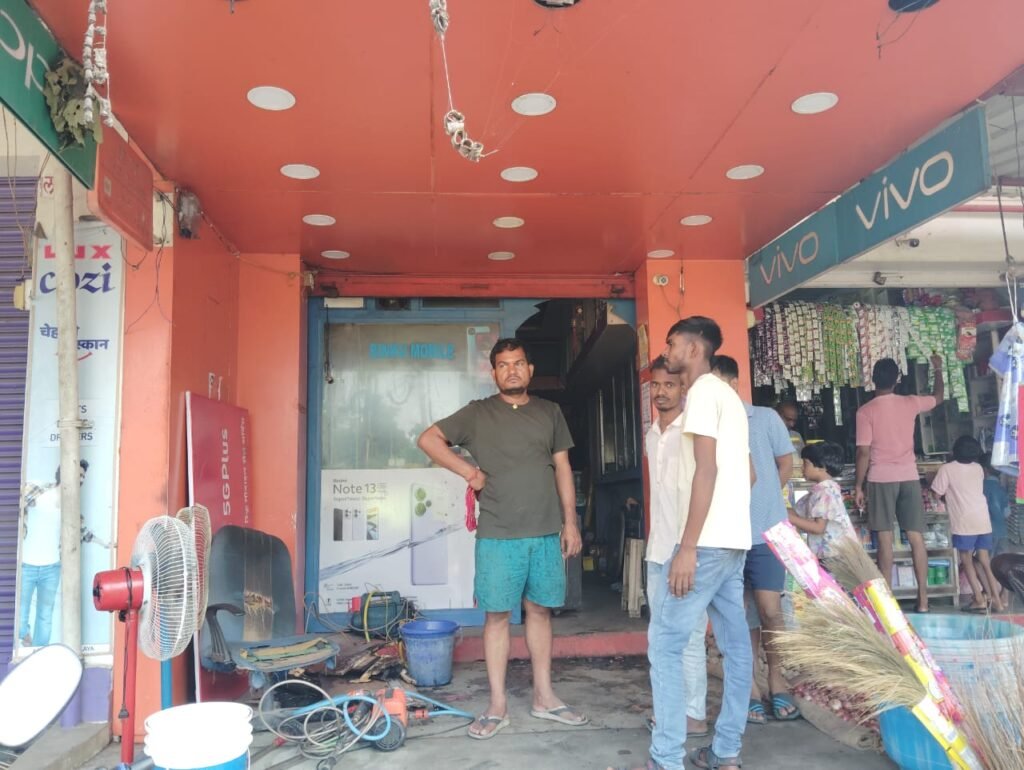 मोबाइल दुकान में लगी आग लाखों रुपए की संपत्ति जलकर हुई क्षतिग्रस्त