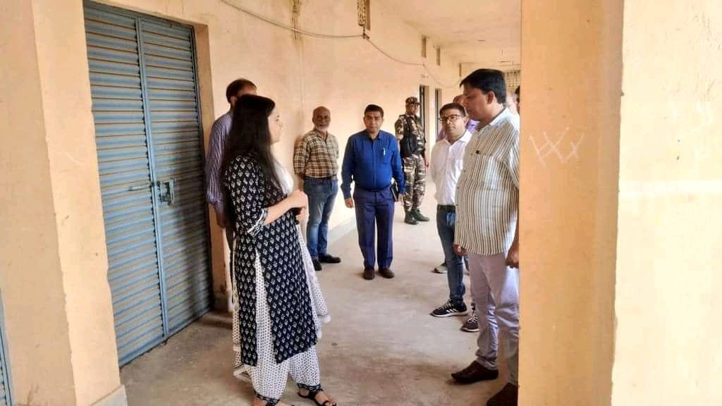 उपायुक्त ने विभिन्न परीक्षा केन्द्रों का किया निरीक्षण