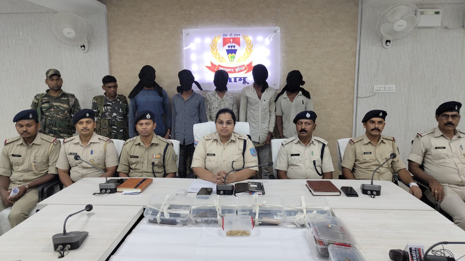 पलामू:लूटपाट करने वाले अंतरराज्यीय गिरोह के 5 सदस्यों को पुलिस ने गिरफ्तार किया पलामू:लूटपाट करने वाले अंतरराज्यीय गिरोह के 5 सदस्यों को पुलिस ने गिरफ्तार किया