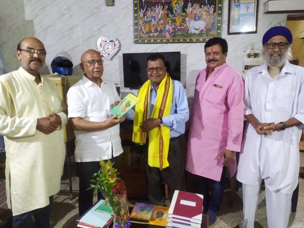 छह सालों से हर रोज कविता लिख रहें हैं शहर के कवि डॉ यमुना तिवारी व्यथित,विधायक सरयू राय ने सराहा छह सालों से हर रोज कविता लिख रहें हैं शहर के कवि डॉ यमुना तिवारी व्यथित,विधायक सरयू राय ने सराहा