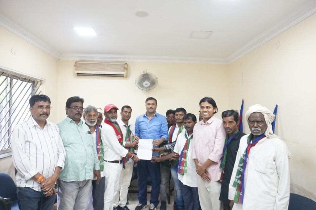 100 किलोमीटर पदयात्रा कर श्रवण पासवान लातेहार से विधानसभा चुनाव में अपनी उम्मीदवारी के लिए सौंपा ज्ञापन
