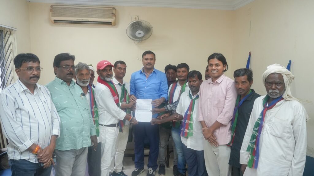 100 किलोमीटर पदयात्रा कर श्रवण पासवान लातेहार से विधानसभा चुनाव में अपनी उम्मीदवारी के लिए सौंपा ज्ञापन