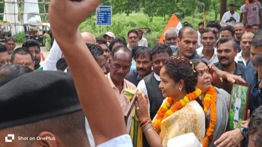 मइयां सम्मान योजना पलामू यात्रा के दौरान सैकड़ों कांग्रेसी कार्यकर्ताओं ने कल्पना सोरेन की किया भव्य स्वागत मइयां सम्मान योजना पलामू यात्रा के दौरान सैकड़ों कांग्रेसी कार्यकर्ताओं ने कल्पना सोरेन की किया भव्य स्वागत
