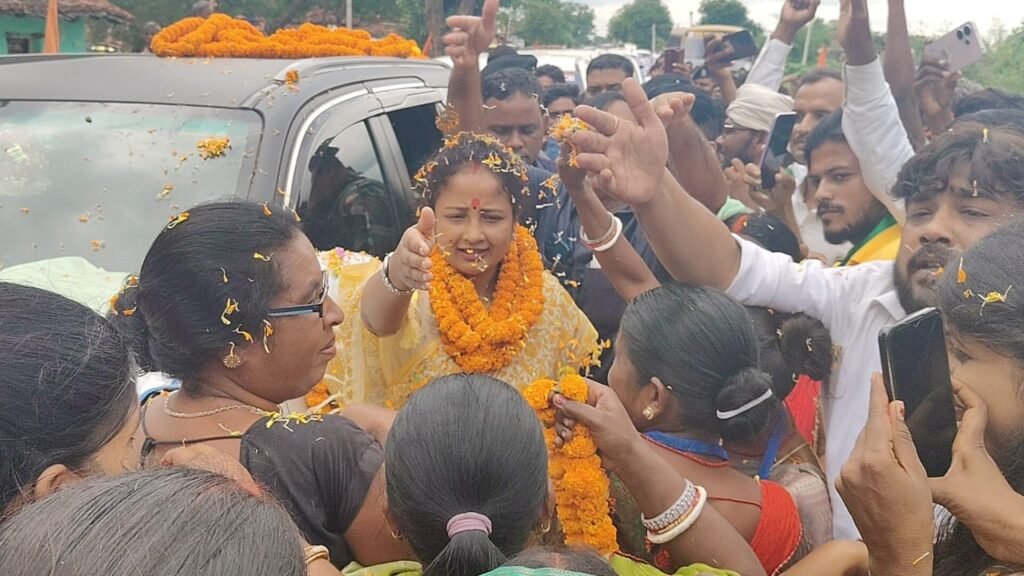 मइयां सम्मान योजना पलामू यात्रा के दौरान खामडिह (लहलहे) में कार्यकर्ताओं ने किया भव्य स्वागत