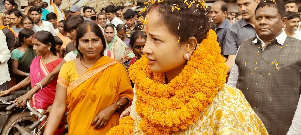मइयां सम्मान योजना पलामू यात्रा के दौरान खामडिह (लहलहे) में कार्यकर्ताओं ने किया भव्य स्वागत मइयां सम्मान योजना पलामू यात्रा के दौरान खामडिह (लहलहे) में कार्यकर्ताओं ने किया भव्य स्वागत