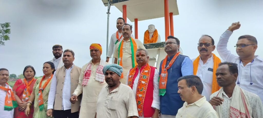 भाजपा का परिवर्तन यात्रा का रथ पहुंचा मनिका विधानसभा। भाजपा का परिवर्तन यात्रा का रथ पहुंचा मनिका विधानसभा।