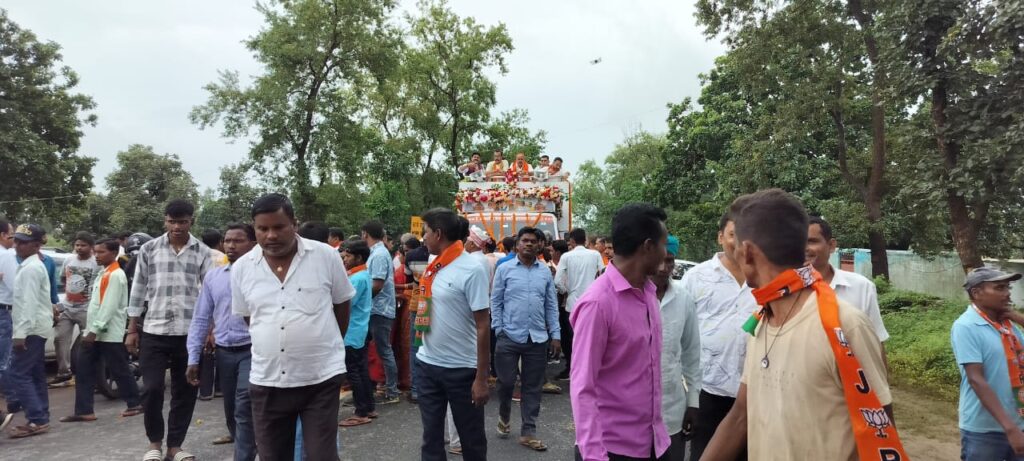 भाजपा का परिवर्तन यात्रा का रथ पहुंचा मनिका विधानसभा। भाजपा का परिवर्तन यात्रा का रथ पहुंचा मनिका विधानसभा।
