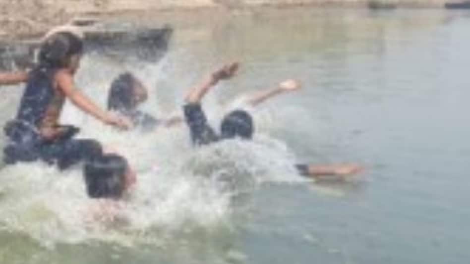 नदी में डूबने से एक ही परिवार के तीन बेटियों की मौत नदी में डूबने से एक ही परिवार के तीन बेटियों की मौत