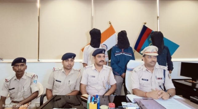 Jharkhand:पुलिस ने तीन स्नैचरों को किया गिरफ्तार,18 मोबाइल और एक बुलेट बरामद Jharkhand:पुलिस ने तीन स्नैचरों को किया गिरफ्तार,18 मोबाइल और एक बुलेट बरामद