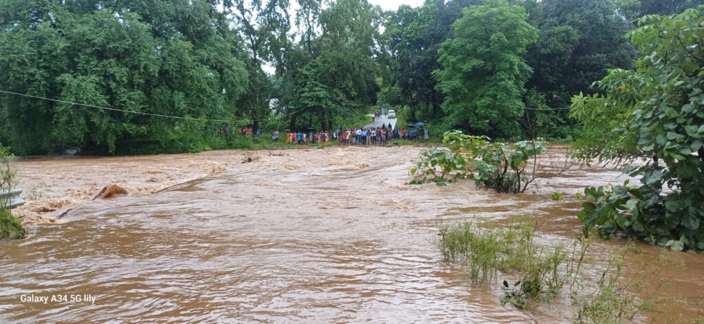 नदियों का जलस्तर बढ़ने से यातायात पूरी ठप,लोग फंसे नदियों का जलस्तर बढ़ने से यातायात पूरी ठप,लोग फंसे