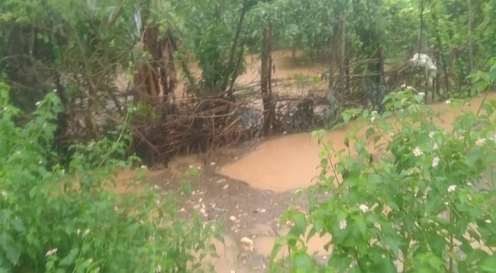 नदियों का जलस्तर बढ़ने से यातायात पूरी ठप,लोग फंसे