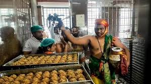 तिरुपति मंदिर में प्रसाद विवाद के बाद भी भक्तों की आस्था अटल, 4 दिनों में बिक गए 14 लाख लड्डू तिरुपति मंदिर में प्रसाद विवाद के बाद भी भक्तों की आस्था अटल, 4 दिनों में बिक गए 14 लाख लड्डू