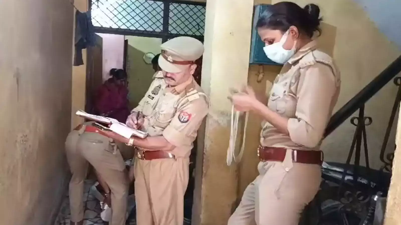 पत्नी की हत्या कर पति फरार, 24 घंटे बेड पर पड़ा रहा शव पत्नी की हत्या कर पति फरार, 24 घंटे बेड पर पड़ा रहा शव