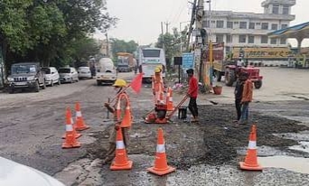 पलामू: नावा बाजार थाना प्रभारी ने NH-98 मे हुए गड्ढों की करायी मरम्मत पलामू: नावा बाजार थाना प्रभारी ने NH-98 मे हुए गड्ढों की करायी मरम्मत