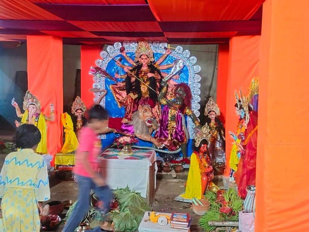 सप्तमी पूजा के बाद मां दुर्गा का खुला पट, श्रद्धालुओं की उमड़ी भीड़
