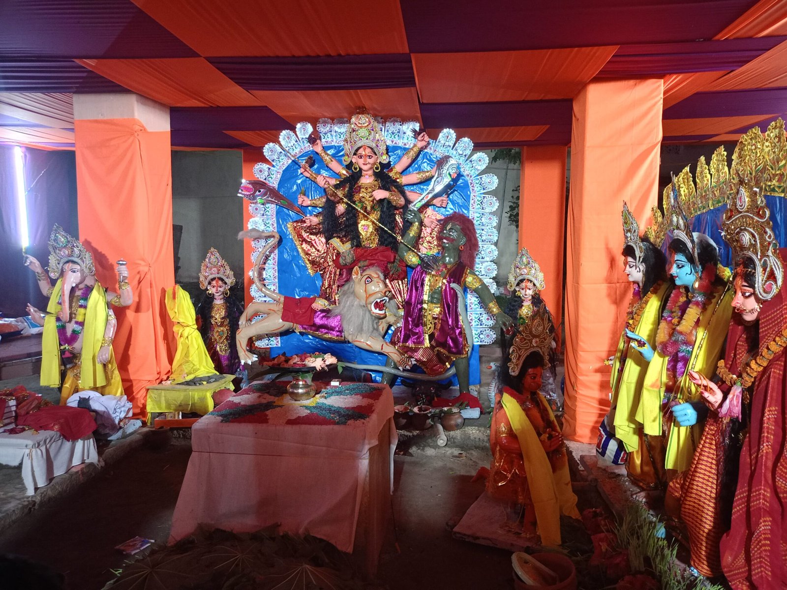 palamu- नावा बाजार थाना प्रभारी ने प्रखण्ड क्षेत्र के कई दुर्गा पूजा पंडालों में किया भ्रमण palamu- नावा बाजार थाना प्रभारी ने प्रखण्ड क्षेत्र के कई दुर्गा पूजा पंडालों में किया भ्रमण