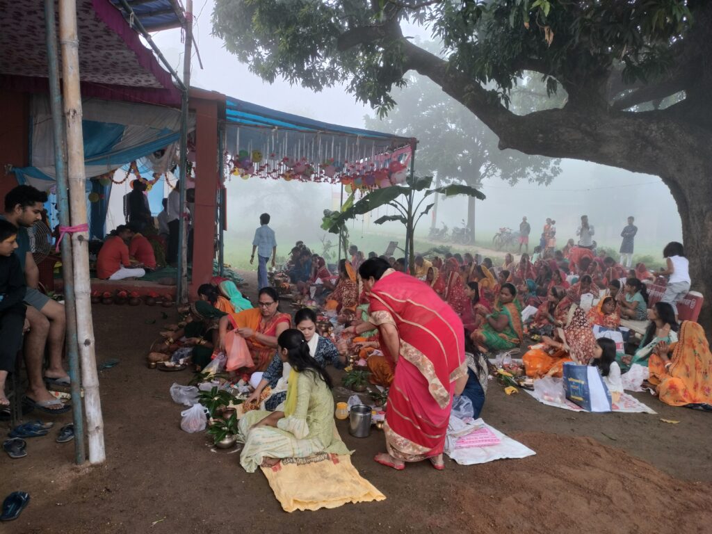 अष्टमी पर 108 द्वीप जलाकर श्रद्धालुओं ने की मां महागौरी की आरती अष्टमी पर 108 द्वीप जलाकर श्रद्धालुओं ने की मां महागौरी की आरती