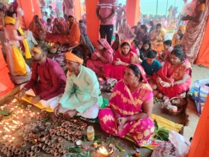 अष्टमी पर 108 द्वीप जलाकर श्रद्धालुओं ने की मां महागौरी की आरती