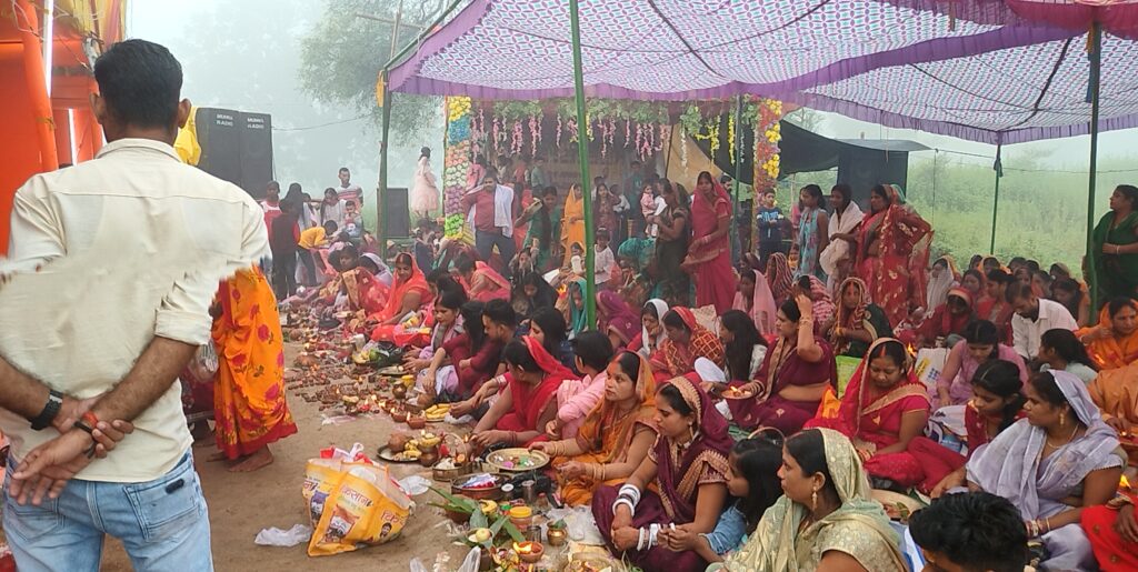 अष्टमी पर 108 द्वीप जलाकर श्रद्धालुओं ने की मां महागौरी की आरती अष्टमी पर 108 द्वीप जलाकर श्रद्धालुओं ने की मां महागौरी की आरती