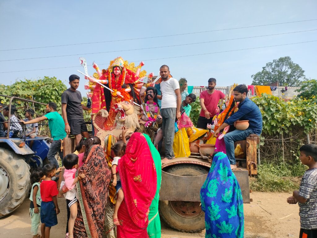 नम आंखों से श्रद्धालुओं ने किया मां दुर्गा की प्रतिमा का विसर्जन नम आंखों से श्रद्धालुओं ने किया मां दुर्गा की प्रतिमा का विसर्जन