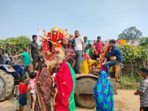 नम आंखों से श्रद्धालुओं ने किया मां दुर्गा की प्रतिमा का विसर्जन