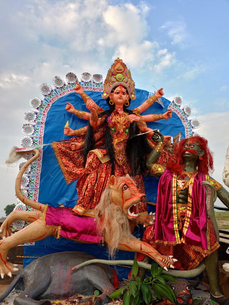 नम आंखों से दी गई माता रानी को विदाई,मां की प्रतिमा का किया गया विसर्जन नम आंखों से दी गई माता रानी को विदाई,मां की प्रतिमा का किया गया विसर्जन