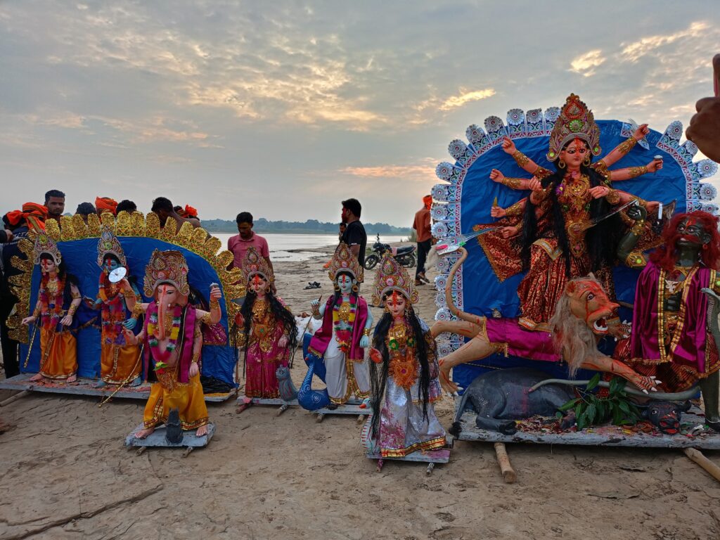 नम आंखों से दी गई माता रानी को विदाई,मां की प्रतिमा का किया गया विसर्जन नम आंखों से दी गई माता रानी को विदाई,मां की प्रतिमा का किया गया विसर्जन