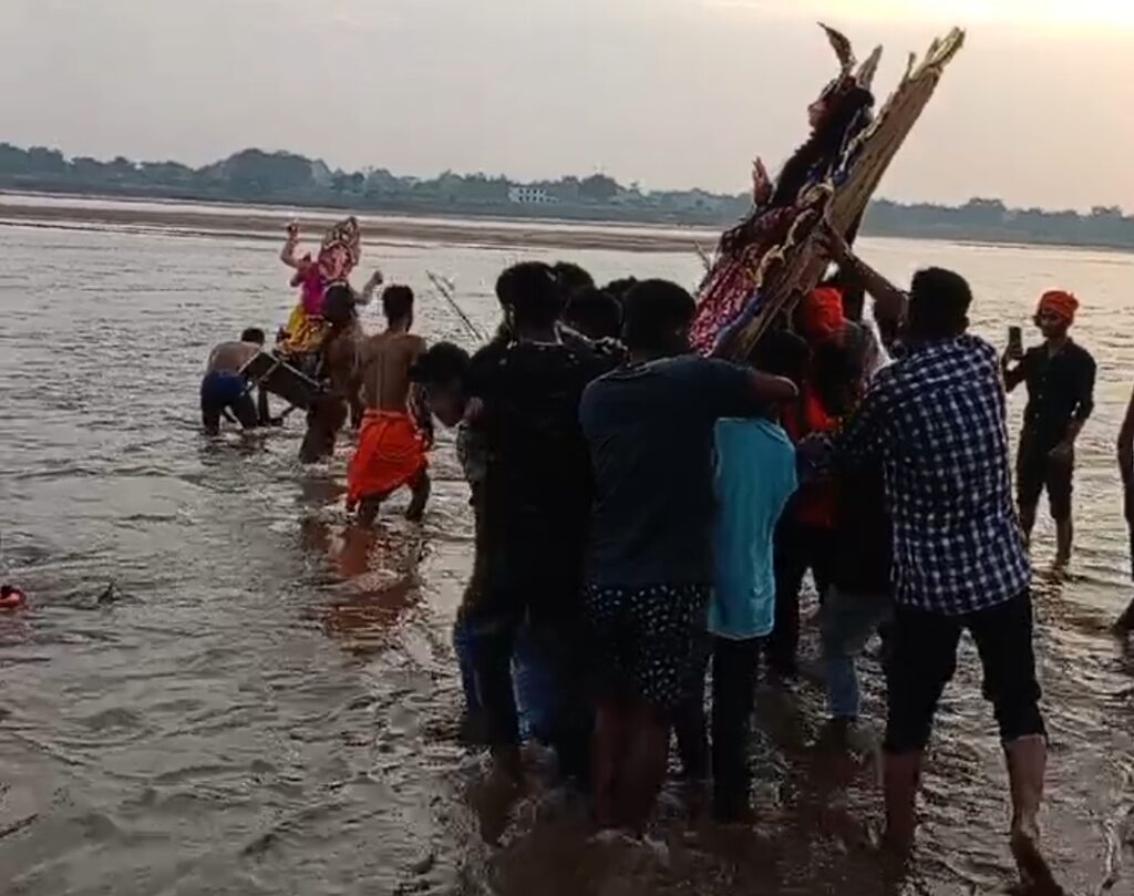 नम आंखों से दी गई माता रानी को विदाई,मां की प्रतिमा का किया गया विसर्जन नम आंखों से दी गई माता रानी को विदाई,मां की प्रतिमा का किया गया विसर्जन