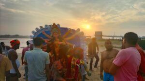 Pandwa – नम आंखों से भक्तों ने किया मां दुर्गा की प्रतिमा का विसर्जन