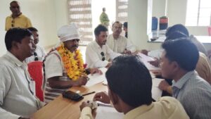 लातेहार कांग्रेस जिला अध्यक्ष मुनेश्वर उरांव ने निर्दलीय प्रत्याशी के रूप में किया पर्चा दाखिल