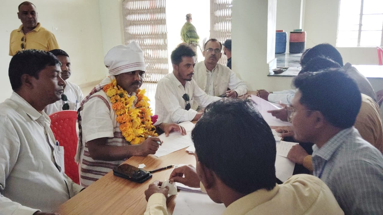 लातेहार कांग्रेस जिला अध्यक्ष मुनेश्वर उरांव ने निर्दलीय प्रत्याशी के रूप में किया पर्चा दाखिल